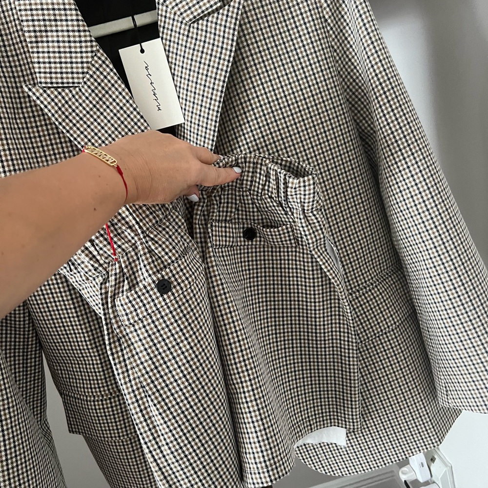 Coat jacket and bermuda set. It fits very pretty